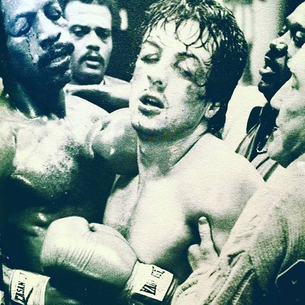 Silvester Stallone  nel film Rocky del 1976. L&#39;attore ha pubblicato le foto del backstage  della pellicola che lui stesso scrisse e che  lo rese famoso. Un omaggio   al personaggio  che  tornato a interpretare in  “Creed – Nato per combattere” come allenatore del figlio del rivale storico Apollo Creed interpretato da  Carl Weathers (Instagram)